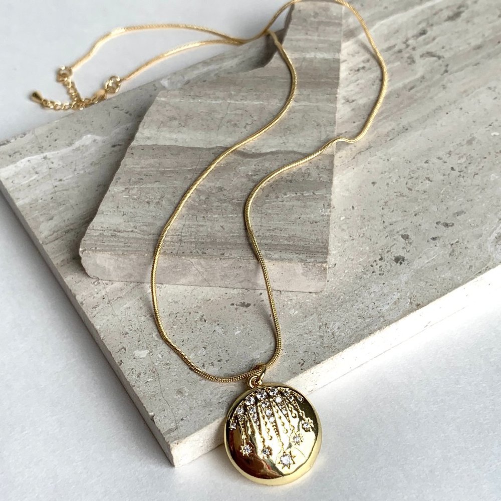 Vintage style Gold Medallion CZ stone Pendant Necklace ~NWT